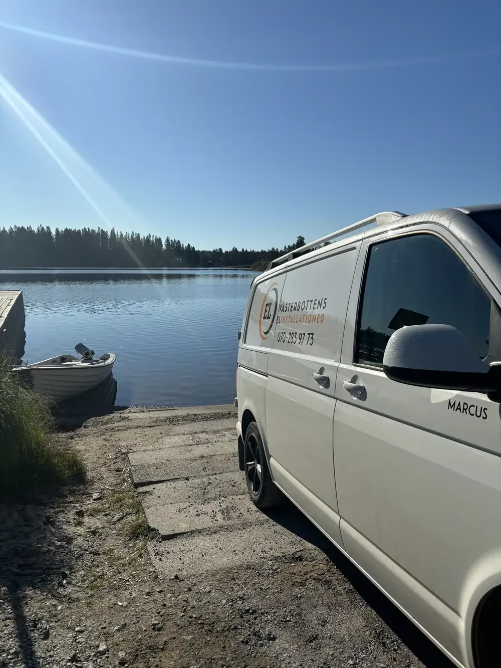 Västerbottens Elinstallationers firmabil vid en sjö